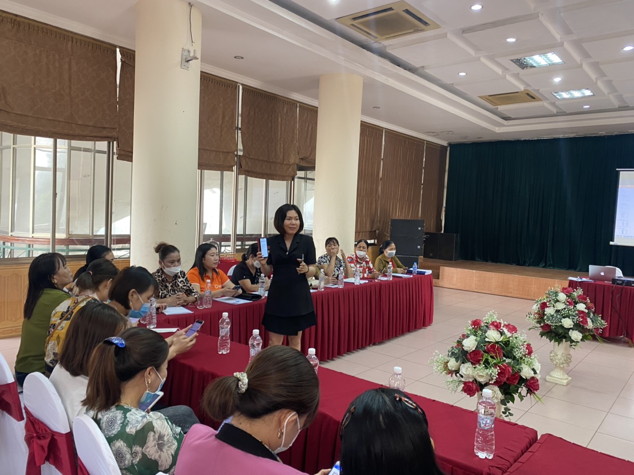 Hình ảnh lớp học rất sôi nổi giữa cô giáo Nguyễn Thị Hạnh và các học viên. 